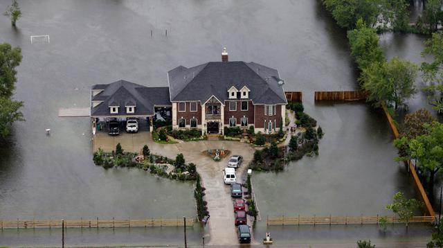 Una casa quedó aislada debido a las inundaciones. Texas ha visto gran parte de su territorio bajo el agua debido a las precipitaciones causadas por la tormenta Harvey. (AP)