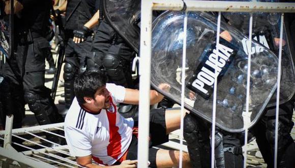 Efectivos policiales de la ciudad de Buenos Aires ingresaron al estadio Monumental de River Plate sin previo aviso. El acontecimiento se dio un día después de la postergación del partido ante Boca Juniors. (Foto: EFE)
