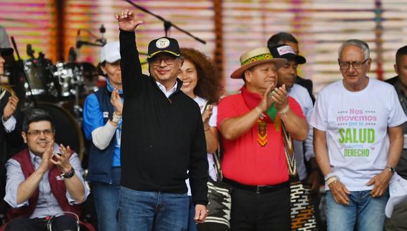 El presidente colombiano Gustavo Petro saluda a sus seguidores durante una manifestación en Bogotá el 27 de septiembre de 2023. (Foto de JUAN BARRETO / AFP)