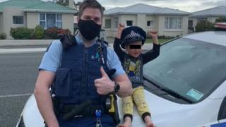 El increíble motivo por el que un grupo de policías visitó la casa de un niño de solo 4 años