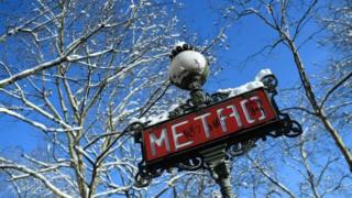 La mujer que fue multada por caminar en dirección contraria por el Metro de París