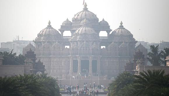 La gente visita el templo de Akshardham en medio de una intensa niebla tóxica en Nueva Delhi. (Foto: Money SHARMA / AFP).