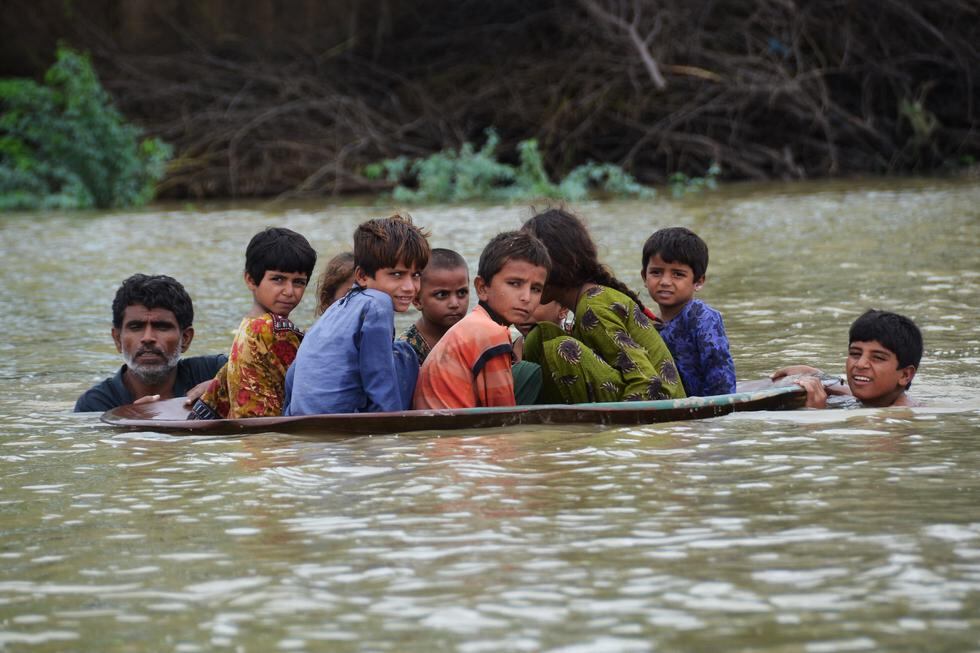 El estado de emergencia fue declarado este viernes en Pakistán, país sometido a un diluvio monzónico de excepcional intensidad que ha provocado desde junio 900 muertos y afectado a más de 30 millones de personas. (Texto: AFP / Foto: Fida HUSSAIN / AFP)