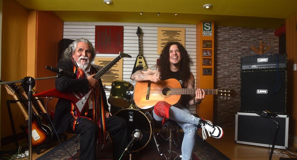 Manuelcha Prado y Charlie Parra reunidos en los estudios Zairam para un inusual duelo de guitarras: (FOTO: Javier Zapata).