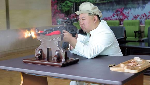 El líder norcoreano, Kim Jong-un, realiza una prueba de disparo de una nueva serie de armas de fuego, durante una visita a una importante fábrica de municiones en Corea del Norte, el 5 de agosto de 2023. (Foto de KCNA VIA KNS / AFP)