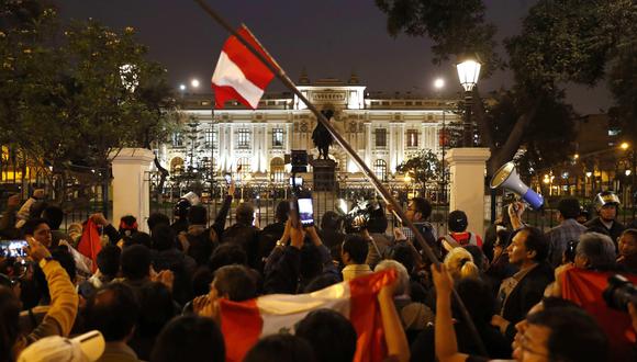 Ciudadanos celebran el anuncio del presidente del Perú, Martín Vizcarra, del cierre del Congreso en el exterior del Parlamento. (EFE/ Paolo Aguilar).