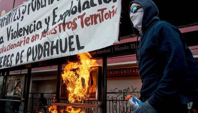 Violentos incidentes, incluido un incendio en una gran tienda comercial en el centro de Santiago provocado por manifestantes encapuchados, se registraron en Chile. (Foto: AFP)