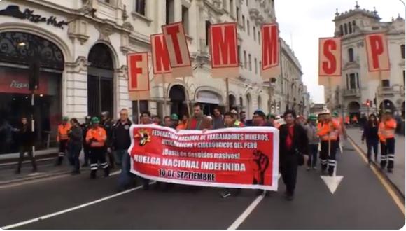Trabajadores mineros se encuentran protestando en la avenida Nicolás de Piérola y Abancay en Cercado de Lima. (@InfoSindicatos)