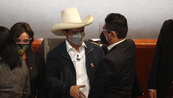 Vladimir Cerrón y Pedro Castillo durante la entrega de credenciales al presidente, el pasado julio. (Foto: GEC).