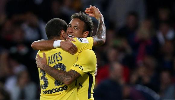 En una entrevista con el medio "Le Parisien", Dani Alves confesó que se marchó al París-Saint Germain porque sabía que Neymar iría. (Foto: AFP)