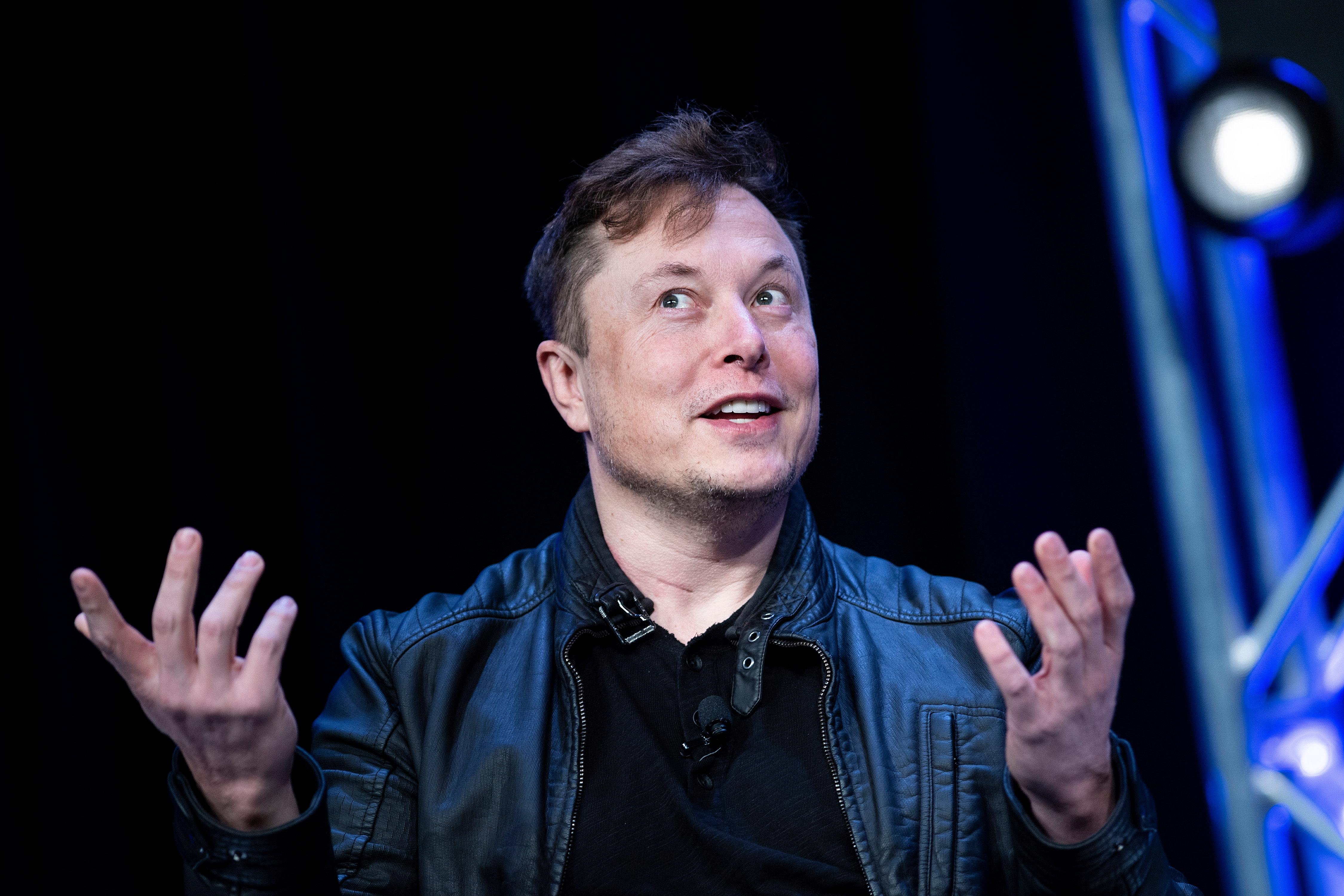 Musk usó varias veces su cuenta e Twitter para criticar las medidas para combatir el virus. (Foto: Brendan Smialowski / AFP)