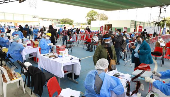 El Ministerio de Salud detalló que en los vacunatorios que no son locales de votación la inoculación seguirá normalmente el viernes 4, sábado 5 y lunes 7 de junio. Solo se detendrá el proceso en dichos lugares el domingo 6. (Foto: Jessica Vicente/@photo.gec)