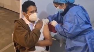 Vladimir Cerrón recorrió las instalaciones del hospital Rebagliati, luego de ser vacunado contra el COVID-19