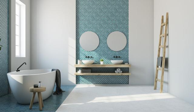 El vinil decorativo es una solución rápida y sencilla para vestir la pared del baño de visita. Se pega a todo un muro y se pintan los demás de color entero. (Foto: Shutterstock)