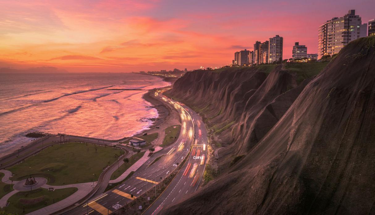 El mar. Son pocas las capitales del mundo en las que el mar a está a poca distancia. Y esa es una de las cosas que los turistas extranjeros aprecian más de Lima. Desde los acantilados de la Costa Verde se pueden apreciar mágicos atardeceres e increíbles vistas del Océano Pacífico. (Foto: Shutterstock)