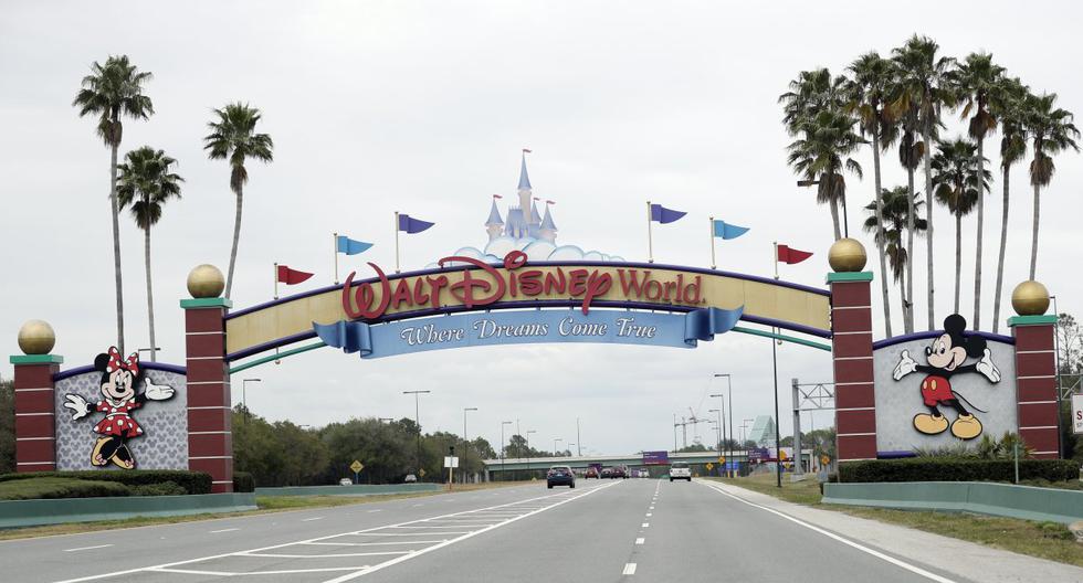 Vista de la entrada de Walt Disney World en Florida. La compañía cerró sus parques temáticos en todo el mundo en enero para ayudar a evitar la propagación del coronavirus. (AP/John Raoux).