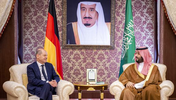 El príncipe heredero de Arabia Saudita, Mohammed bin Salman, recibiendo al canciller de Alemania, Olaf Scholz, en el Palacio de al-Salam, en la ciudad costera de Jeddah, en el Mar Rojo, el 24 de septiembre de 2022. (Foto de BANDAR AL -JALOUD/Saudí Royal Palace/AFP)