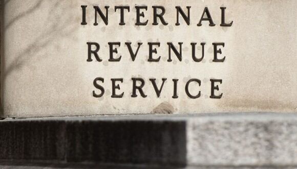 El Servicio de Impuestos Internos provee a los contribuyentes de Estados Unidos ayuda para entender y cumplir con sus responsabilidades tributarias según la ley de impuestos (Foto por SAUL LOEB / AFP)