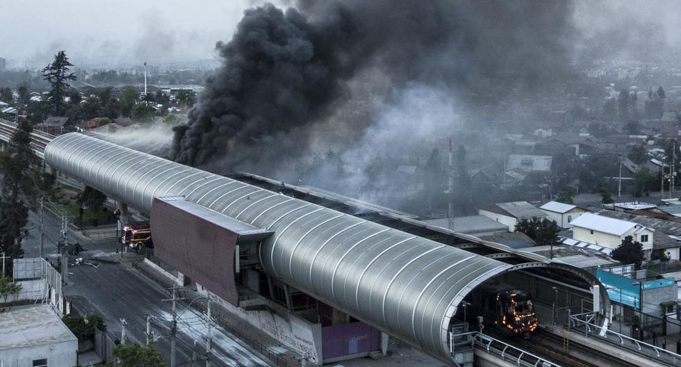 Vista aérea de una estación de metro quemada después de las protestas en Santiago el 19 de octubre de 2019. (Archivo / AFP)
