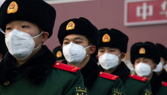 Soldados chinos con mascarillas en frente de Tiananmen. (Getty Images).