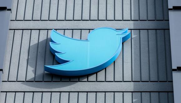El logotipo de Twitter se ve en un letrero en el exterior de la sede de la red social en San Francisco, California, el 28 de octubre de 2022. (Constanza HEVIA / AFP).