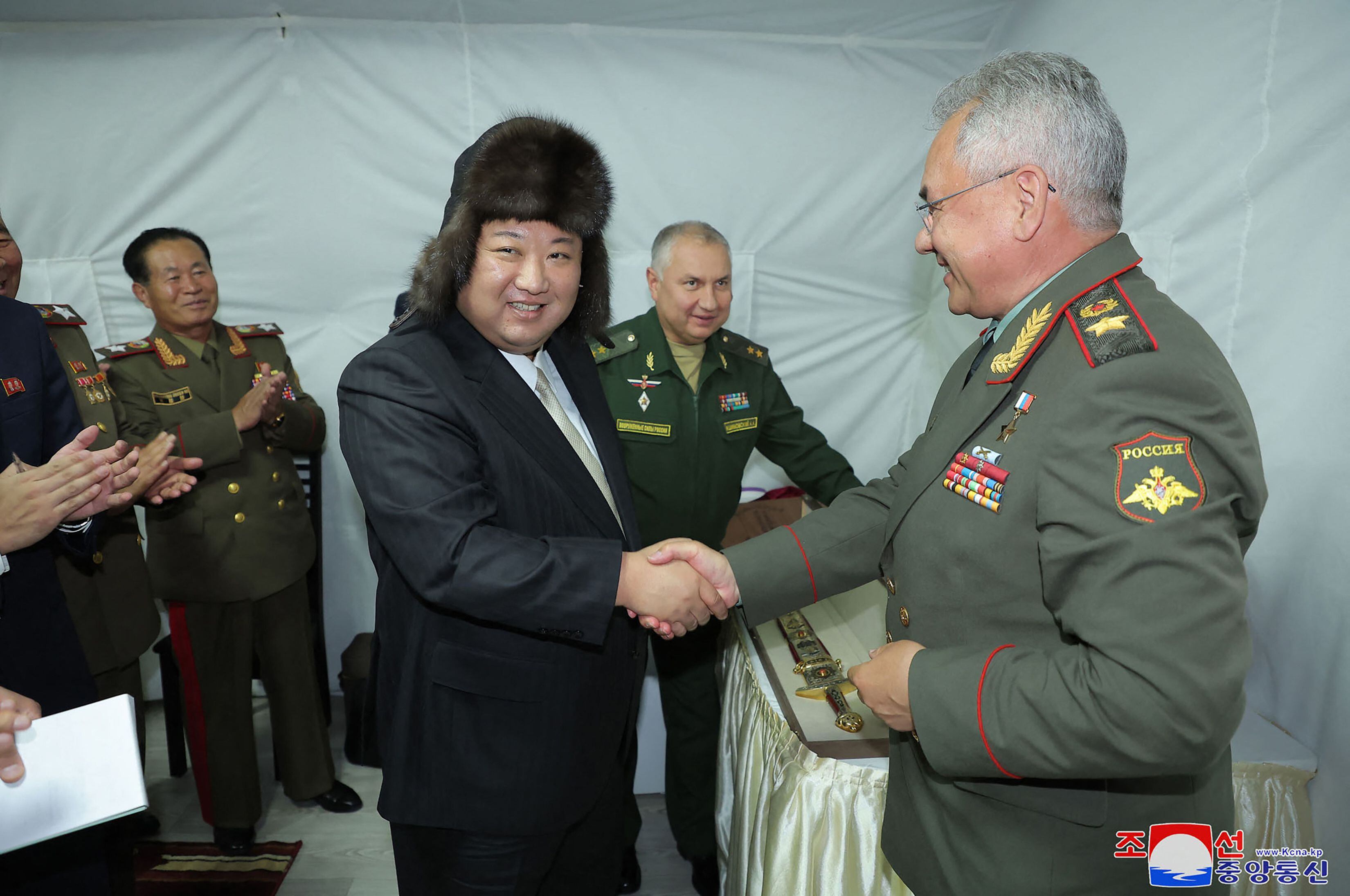Kim Jong-un shakes hands with Russian Defense Minister Sergei Shoigu.  (AFP).