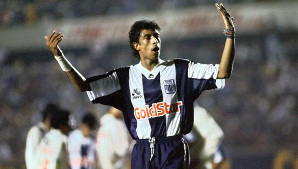 La camiseta de Alianza Lima pasaría por una serie de variaciones desde la década de 1990. (Foto: Archivo Histórico El Comercio)