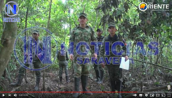 El secuestrado coronel Pedro Enrique Pérez (centro) apareció en un video rodeado de miembros de la disidencia de las FARC para desmentir su asesinato. (Captura de video).