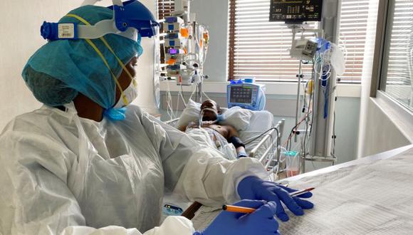 Un personal médico atiende a un paciente con COVID-19 en una sala especial del Centro Médico Arwyp, ya que Sudáfrica está a punto de alcanzar un hito de 1 millón de infecciones, en Kempton Park, Sudáfrica. (Foto: REUTERS / Shafiek Tassiem).