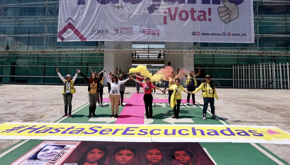 Integrantes de Amnistía Internacional y familiares de victimas de feminicidio se manifiestan, afuera del Instituto Electoral del Estado de México en Toluca, México, el 18 de mayo de 2023. (Foto de Felipe Gutiérrez / EFE)