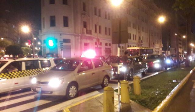 Los manifestantes se reunieron después de las 6 de la tarde y marcharon alrededor de la plaza San Martín. Cuando se disponían a regresar surgieron disturbios, por lo que los agentes tuvieron que dispersarlos. (Juan Pablo León/El Comercio)