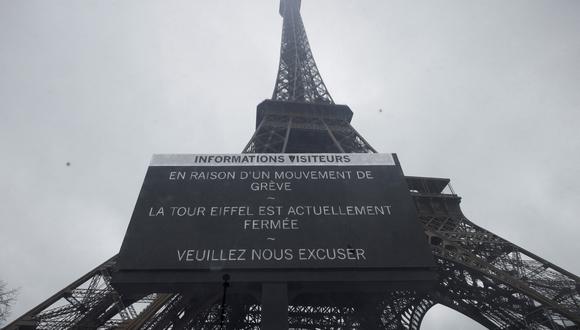 Esta fotografía muestra un cartel que informa a los visitantes que la Torre Eiffel, vista al fondo, está cerrada, durante una huelga del personal de la Torre Eiffel, por la gestión financiera del monumento por parte de la ciudad, cerrando el monumento al público durante la segunda semana. (Foto de GEOFFROY VAN DER HASSELT / AFP)