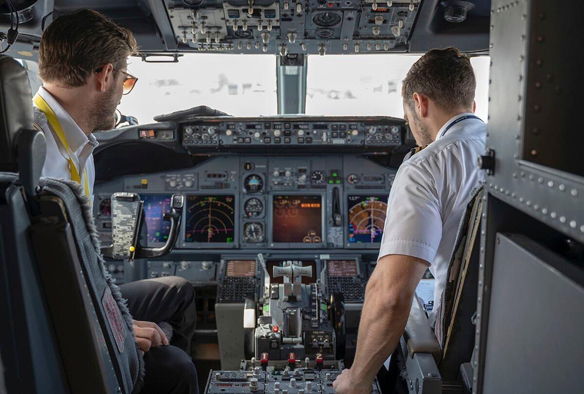 Suspenden a dos pilotos por permitir a una celebridad egipcia 'tomar el control' de un avión. (Foto: Pexels)