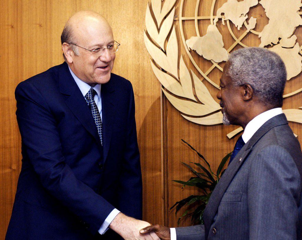 El primer ministro del Líbano, Najib Mikati, saluda al Secretario General de la ONU, Kofi Annan, durante las conversaciones sostenidas en la sede las Naciones Unidas, en Nueva York, el 6 de mayo del 2005, para tratar el retiro de tropas sirias. (Foto: Stan Honda / AFP / Archivo)