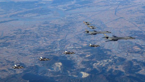 16 aviones de combate sobrevolando Corea del Sur durante un simulacro aéreo conjunto llamado "Tormenta Vigilante" después de un bombardeo de lanzamientos de misiles por parte de Corea del Norte. (Foto de Handout / Ministerio de Defensa de Corea del Sur / AFP)