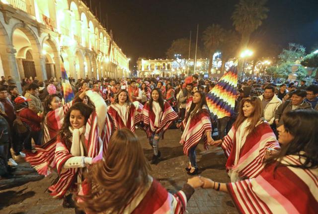 Las celebraciones por el 477 aniversario de Arequipa comenzaron la noche de ayer en las calles de la ciudad, siendo la Plaza de Armas la más abarrotada. (Foto: Andina)