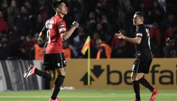 El defensor colombiano aprovechó la asistencia de cabeza de su compañero Emanuel Olivera para decretar el empate a un gol por lado en la primera semifinal de Copa Sudamericana. (Foto: AFP)