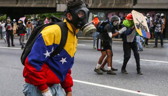 Imagen de archivo referencial en la que se aprecia a un hombre durante una protesta contra el gobierno de Nicolás Maduro en Venezuela | Foto: (EFE / Archivo)