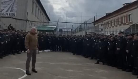 Evgueni Progozhin, fundador del Grupo Wagner, reclutando presos para luchar en Ucrania. (Captura de video).