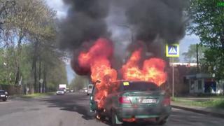 Mujer incendió su auto al intentar prender cigarrillo [VIDEO]