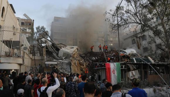 Destrucción en el lugar de un ataque aéreo junto al consulado iraní en Damasco, Siria, el 1 de abril de 2024. (Foto de EFE/EPA/YOUSSEF DAFAWWI)