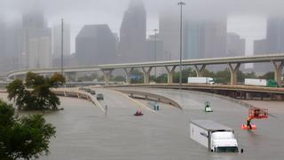 Harvey deja a Houston bajo agua, pero lo peor está aún por venir