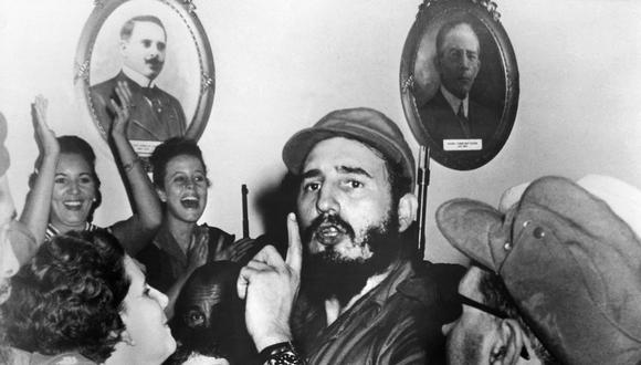 El líder cubano Fidel Castro (C) poco después de derrocar al dictador Fulgencio Batista durante el triunfo revolucionario, en Cienfuegos, el 4 de enero de 1959. (Foto de PRENSA LATINA / AFP)