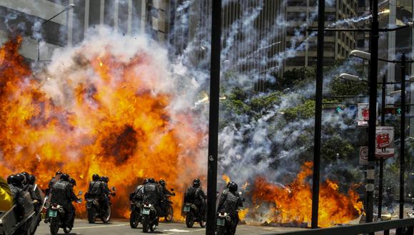 Fotografía de archivo fechada el 30 de julio de 2017, que muestra a agentes de la Guardia Nacional Bolivariana (GNB) al momento de una explosión en inmediaciones de la Plaza Altamira, en Caracas (Venezuela). (Foto: EFE/MIguel Gutiérrez)