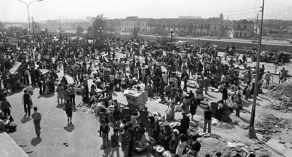 Lima, 10 de junio de 1981. Una imagen histórica de los primeros vendedores ambulantes recién ubicados en la cuadra 1 del jirón Santa, conocido como 'Polvos Azules', frente al río Rímac. (Foto: GEC Archivo Histórico)  

FOTO: EL COMERCIO