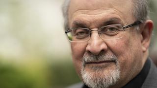 Salman Rushdie: en qué consiste la fatua contra el escritor británico y qué impacto ha tenido en su vida