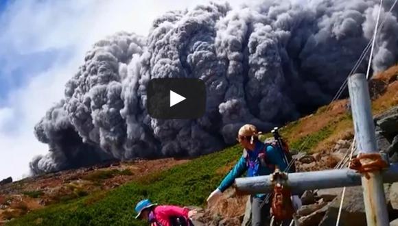 Turistas huyen de la erupción de un volcán en Japón [VIDEO]
