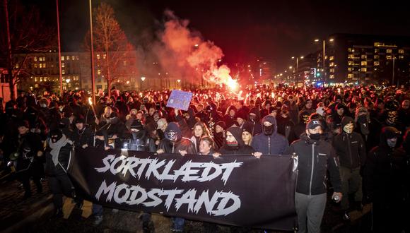 Protestas en contra de las medidas restrictivas para frenar al coronavirus, en Copenhague. EFE