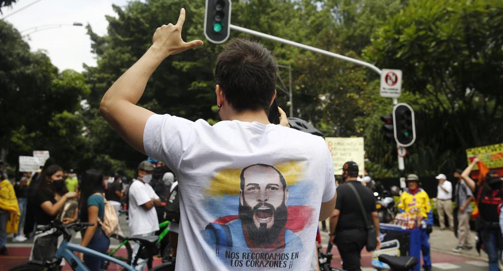 Fotografía de archivo fechada el 28 de mayo de 2021 que muestra a una persona mientras usa una camisa con la imagen de Lucas Villa, uno de los asesinados durante las protestas en Colombia. (EFE/ Luis Eduardo Noriega A. ARCHIVO).