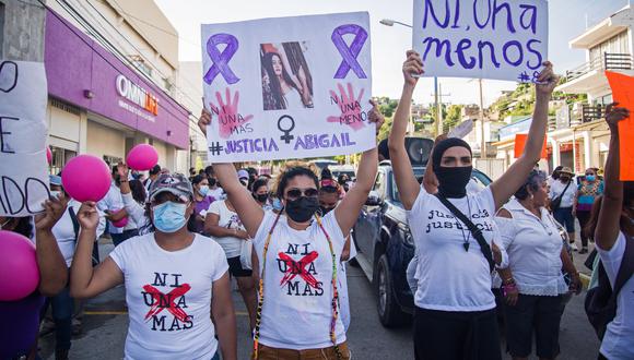 Familiares y amigas de Abigail Hay Urrutia marchan hoy, en el municipio de Salina Cruz, Oaxaca (México). (Foto: EFE/ Daniel Ricardez)